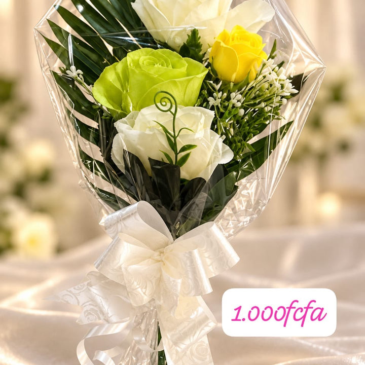 Petit bouquet de roses blanches, vert anis et jaune avec nœud blanc