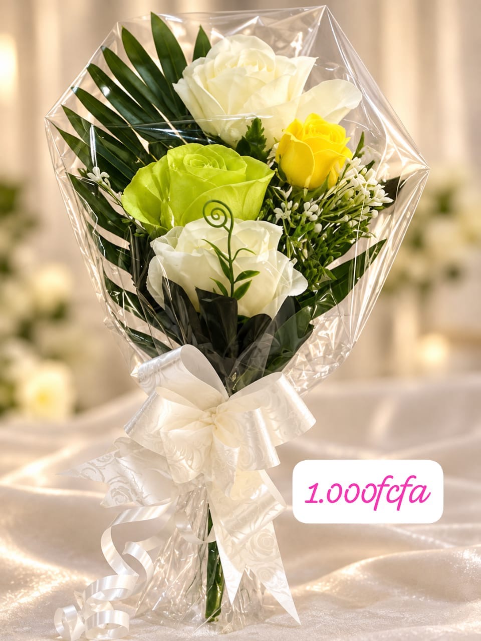 Petit bouquet de roses blanches, vert anis et jaune avec nœud blanc