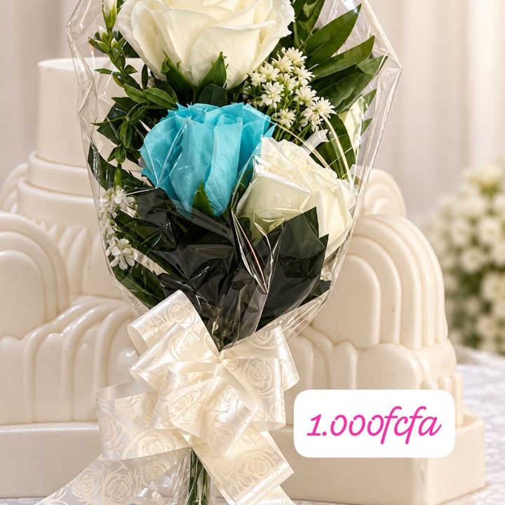 Petit bouquet de roses blanches et turquoise avec nœud blanc