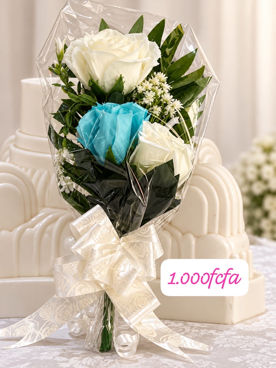 Petit bouquet de roses blanches et turquoise avec nœud blanc