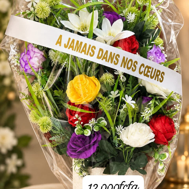 Grande composition en pot de roses colorées et fleurs champêtres, ruban « À jamais dans nos cœurs »