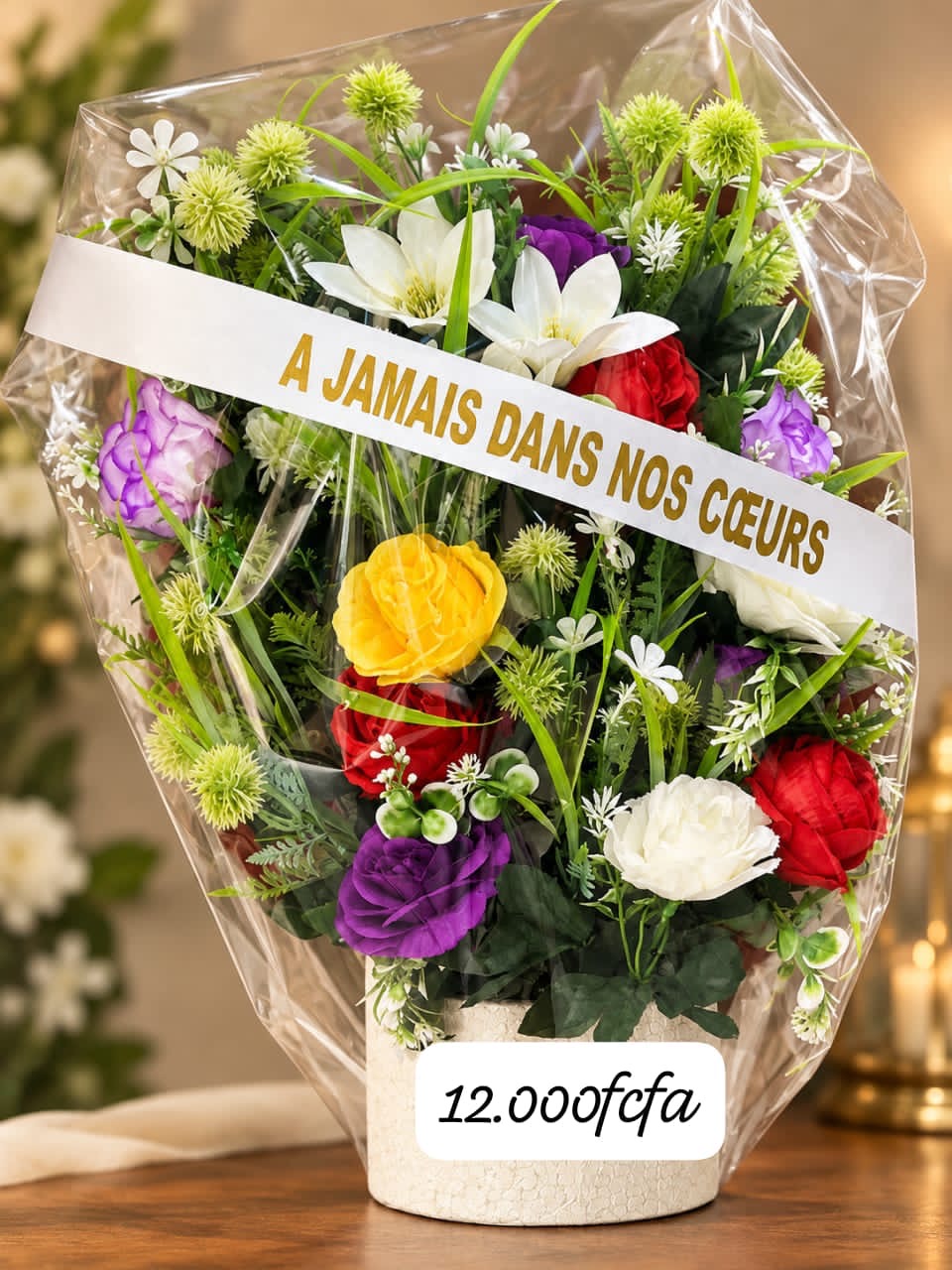 Grande composition en pot de roses colorées et fleurs champêtres, ruban « À jamais dans nos cœurs »