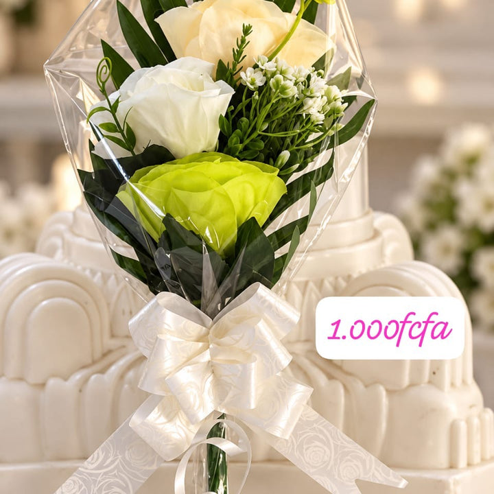 Petit bouquet de roses crème, blanche et vert anis avec nœud blanc