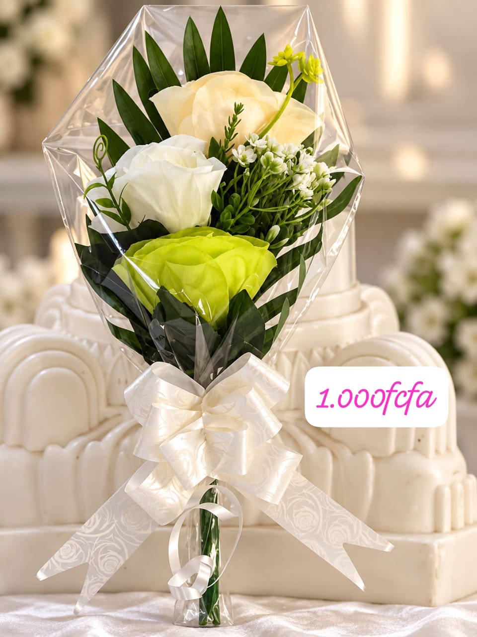 Petit bouquet de roses crème, blanche et vert anis avec nœud blanc