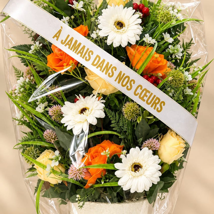 Grande composition en pot de gerberas blancs et roses orangées, ruban « À jamais dans nos cœurs »
