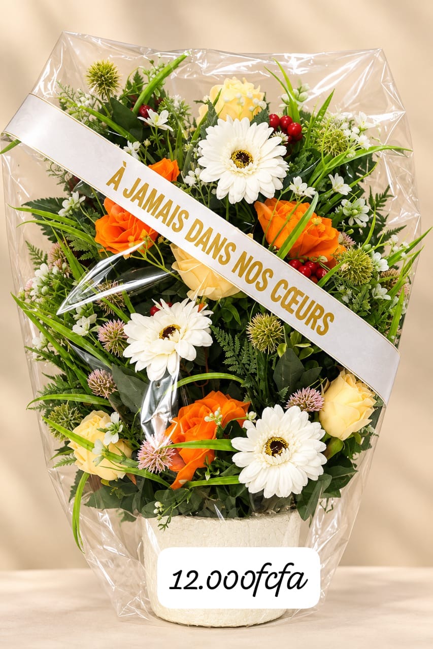 Grande composition en pot de gerberas blancs et roses orangées, ruban « À jamais dans nos cœurs »